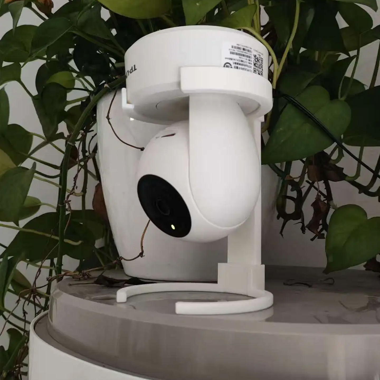 حامل كاميرا قابل للتركيب على ا - مراجعة Eufy Camera E220 وسعره
